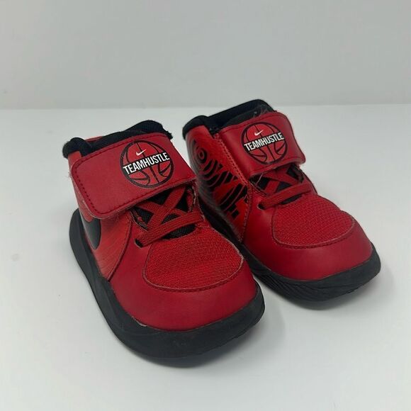 Nike Toddler Team Hustle Boys D 9 (TD) Size 6C RedBlack AQ4226 600 - Picture 1 of 5